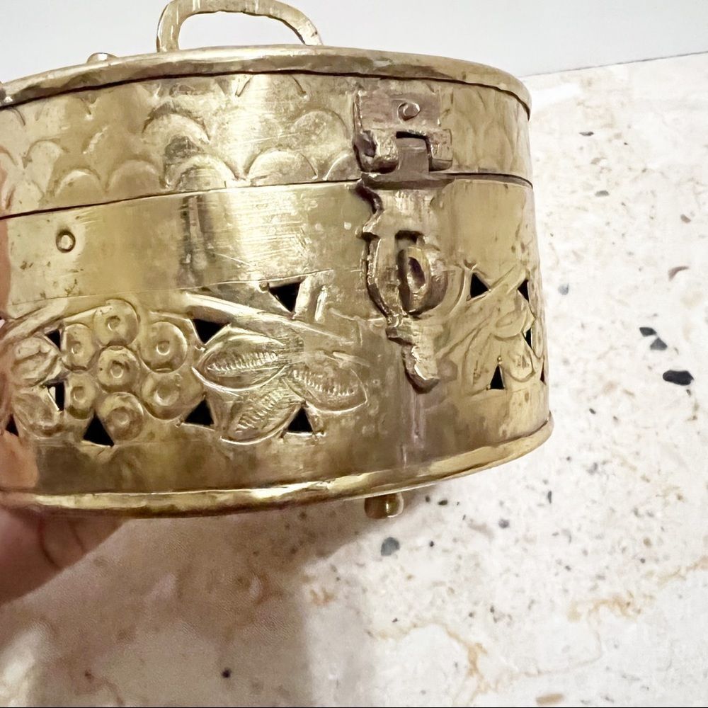Vintage Brass Etched Hinged Box – Made in India - Incense or Jewelry Keepsake - Picture 13 of 14